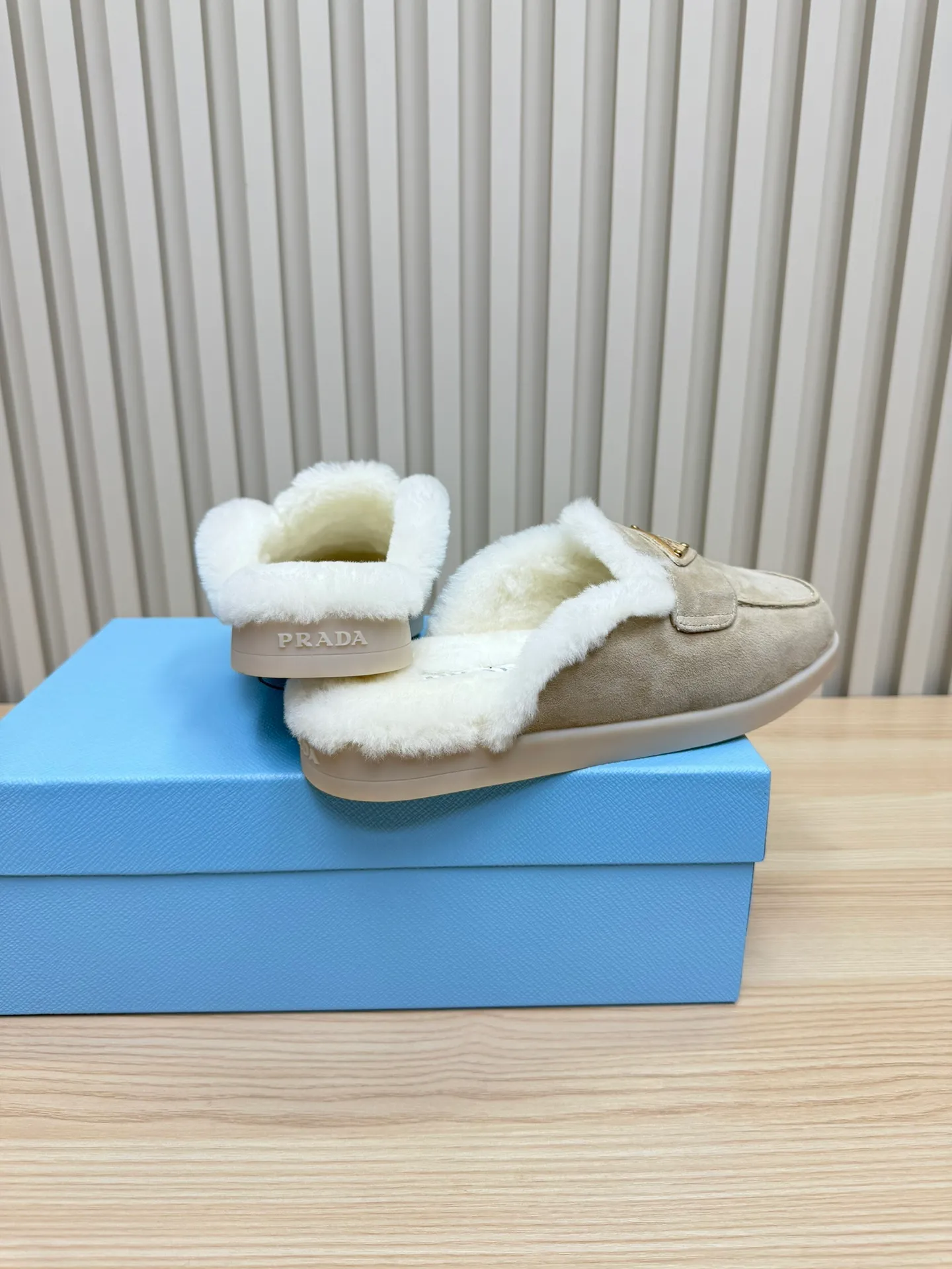 p560 🎉Prada toe-cap wool slippers, officially updated simultaneously, couple models are coming! 💑 Classic triangle buckle design, extremely fashionable. The all-wool lining and feet have excellent thermal insulation properties, allowing you to feel warm even in cold winter days. The comfortable TPU soles are extremely comfortable to wear, as if you are walking on the clouds. 😌 It is an excellent choice whether at home or out. Wear it with your significant other to show off your love and become the focus of street fashion. 💖This winter, let Prada toe-toe wool slippers accompany you, combining warmth and fashion. Come and get it now! 🛍️ Fabric: Imported frosted cowhide Lining: One-piece sheepskin imported from Australia Outsole: Original Tpu absorbent film outsole Female size: 35～41 (41 customized) Male size: 39～45 (45 customized)